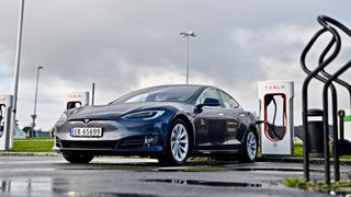 Tesla Model lader ved Tesla Lyngdal Supercharger.