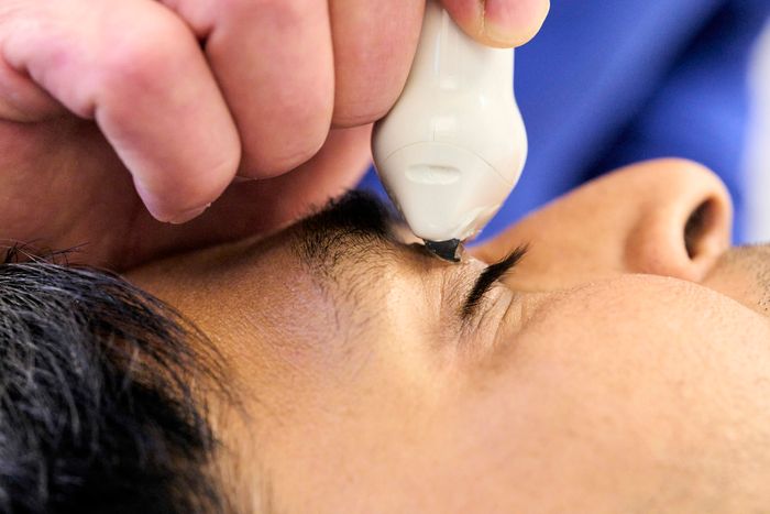 Nisonic AS har utviklet en forskningsbasert metode for å måle trykket i pasienters hjerne med en ultralydprobe via synsnerven.