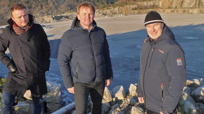 Prosjektleder Staalesen, i midten, tror rekruttering av medarbeidere blir enklere når oppdrettsanlegget ligger på land, nær offentlig vei og infrastruktur. Til venstre styreleder Lars Erik Baustad og til høyre utbyggingsdirektør Sigbjørn Skjørholm.