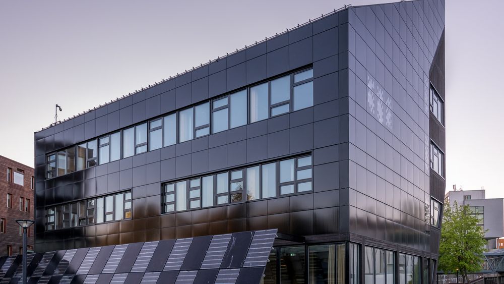 ZEB-laboratoriet i Trondheim brukes til å forske på bygg med null utslipp av klimagasser. Store deler av bygget er dekket av integrerte solceller. Alt i alt skal bygget produsere 150.000 kWh strøm i året.