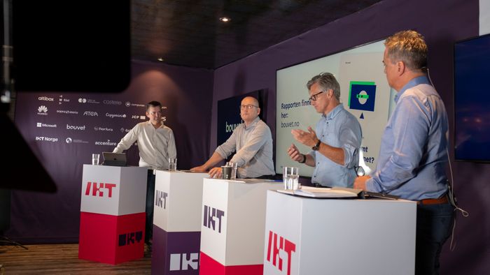 Rapporten ble lagt frem og diskutert tirsdag under et arrangement i Arendal. Fra venstre: Roger Sandum (moderator, Corporate Communications), Steffen Handal, (leder i Utdanningsforbundet), Bjørn Erik Thon (Direktør i Datatilsynet) og Christian Sørbye-Larsen (prosjektleder for Skolesec, KS).