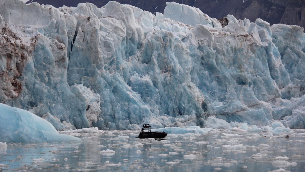 Områdene er for farlige til å kartlegge fullt ut og for små til å bli plukket opp på globale havmodeller. Derfor har ikke samspillet mellom fjorder og isbreer vært tilstrekkelig representert i hav- og klimaspådommer, ifølge forskerne.