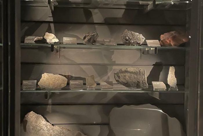 Et utvalg av meteorittene som er stilt ut på Naturhistorisk museum.