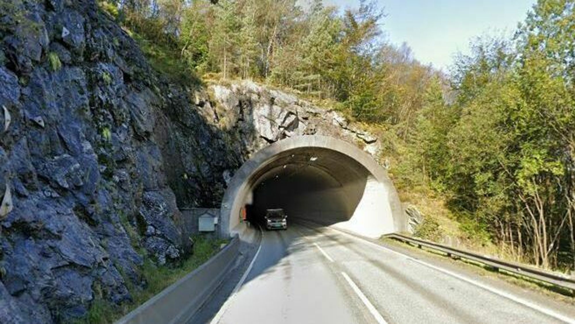Nedfall av steiner stengte E16 i Bergen