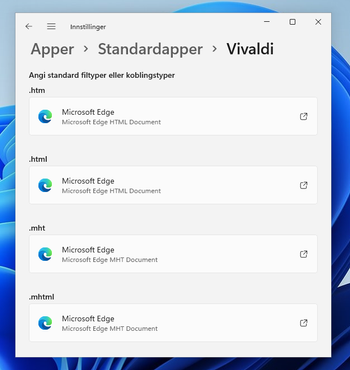 Ønsker man at for eksempel Vivaldi skal være standard nettleser i Windows 11, må brukeren selv endre en rekke tilordninger for ulike filtyper og protokoller/tilkoblingstyper, slik at disse ikke lenger åpnes i Microsoft Edge.