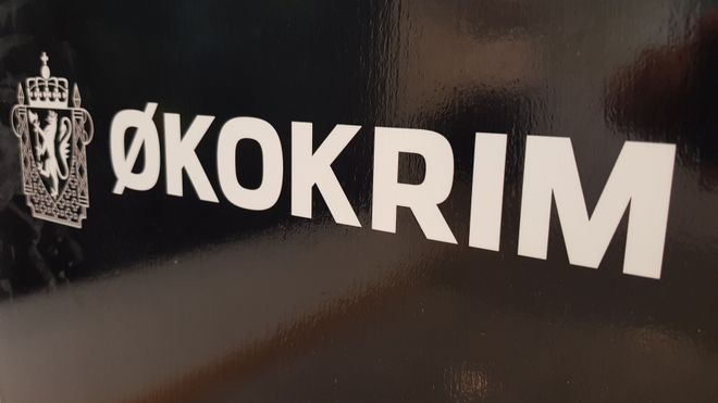 Økokrims logo på vindu.
