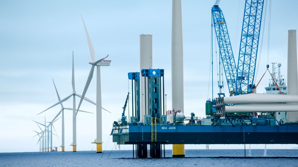Den norske leverandørindustrien til olje og gass er foreløpig 36 ganger større enn til havvind, forteller artikkelforfatteren. Bildet er fra monteringen av vindkraftpark i Kattegat.