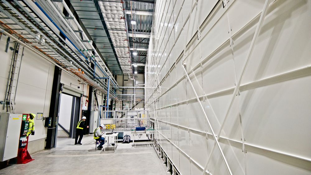 Svenske Northvolt er for lengst i gang med store batterifabrikker. Her fra batterikontrollstasjonen i Northvolt Labs i Västerås. Batteriene ligger bak veggen til høyre. Nå vil flere aktører bygge gigafabrikker i Norge.