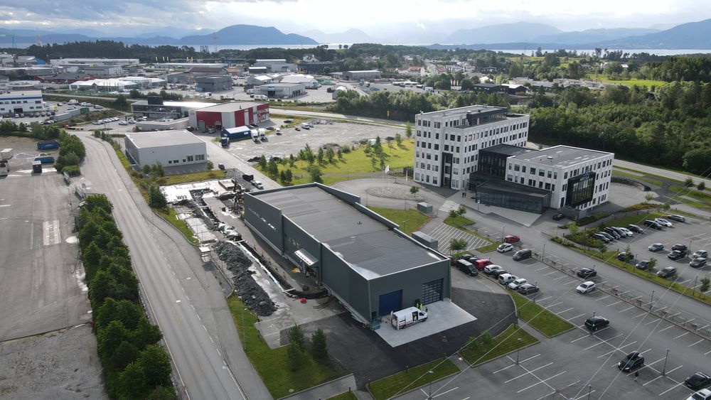 Norsk katapult Sustainable Energy med testsenteret Energy House i forgrunnen. Tomta til hydrogenanlegget gjøres klar rett på oversiden.
