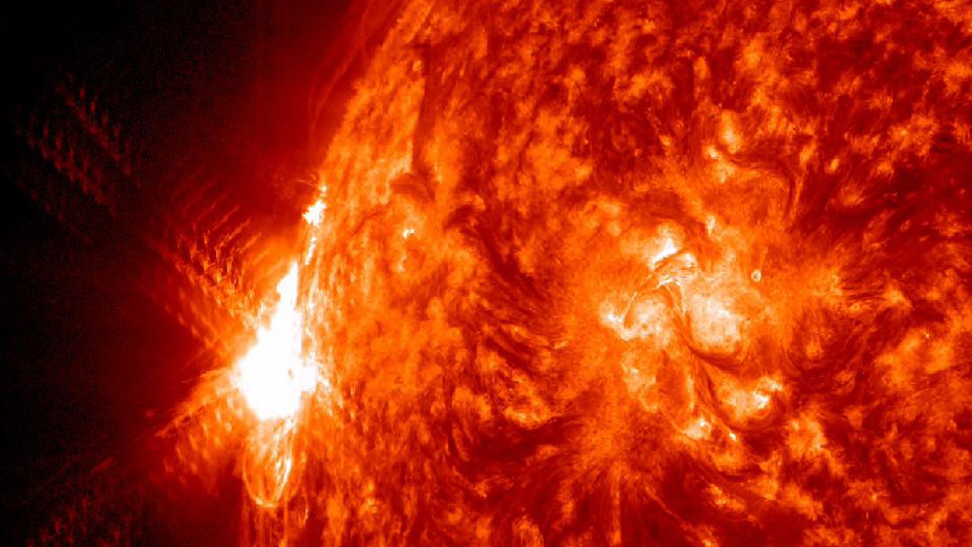 Bildet fra en solstorm i 2011. Gasskyer slynges ut fra solen. Når disse treffer jorden oppstår geomagnetisk induserte strømmer, som kan skade kraftforsyningen.
