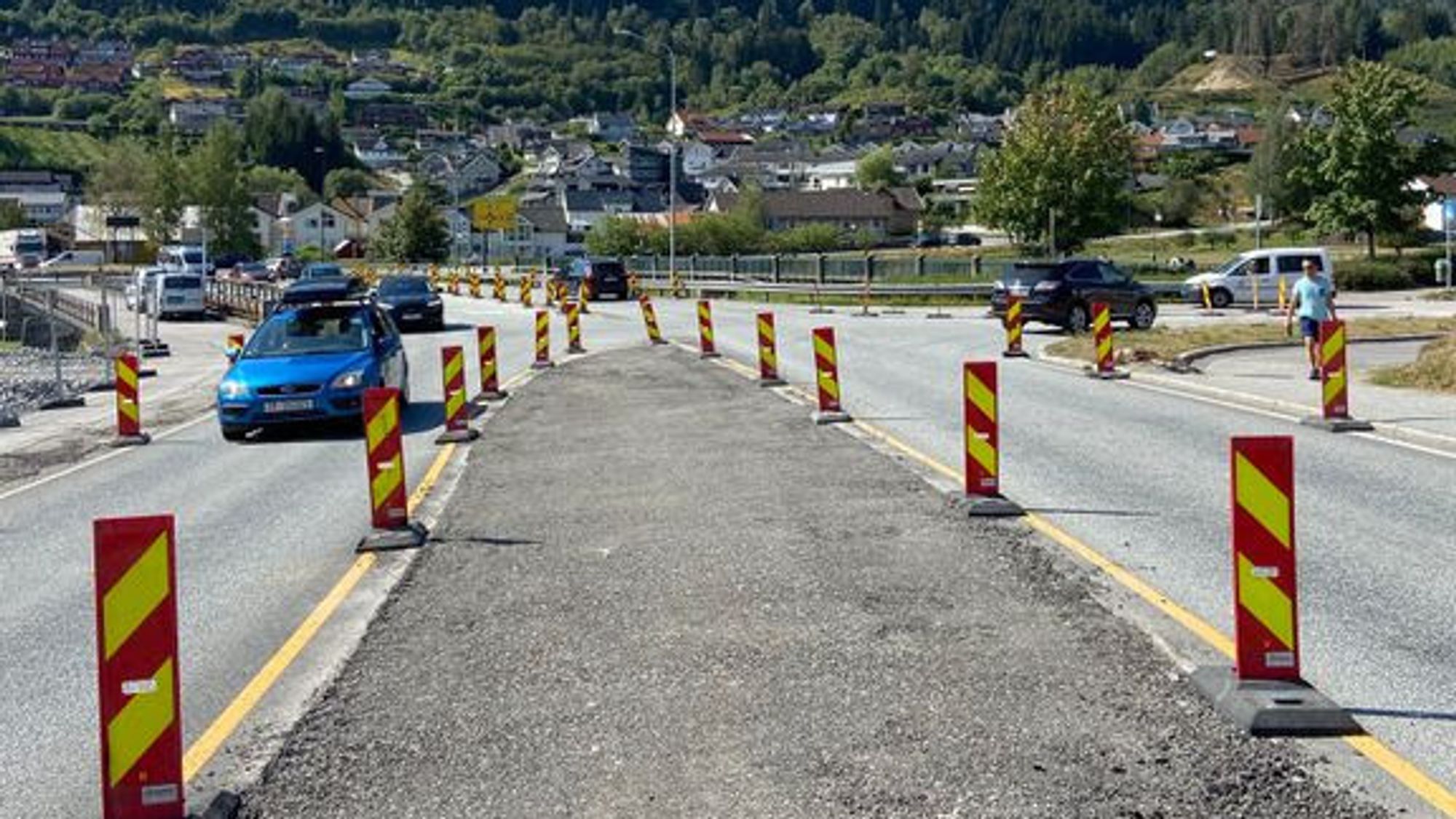 Det er her på riksvei 5 Gravensteinsgata i Sogndal sentrum at statens vegvesen opplever hærverk på skiltingen i forbindelse med anleggsarbeidene.