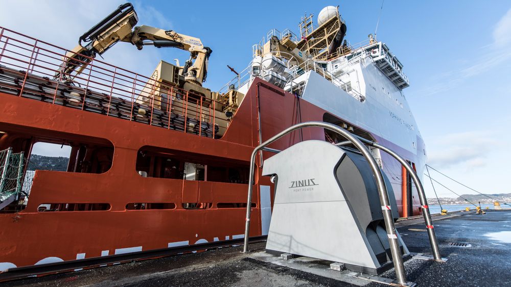 Enova bidrar til landstrøm i 110 havner. Det begynenr å bli «business». Bergen Havn og strømselskapet BKK har sammen dannet selskapet Plug, som står for landstrømutbygging i flere havner, både nasjonalt og internasjonalt.