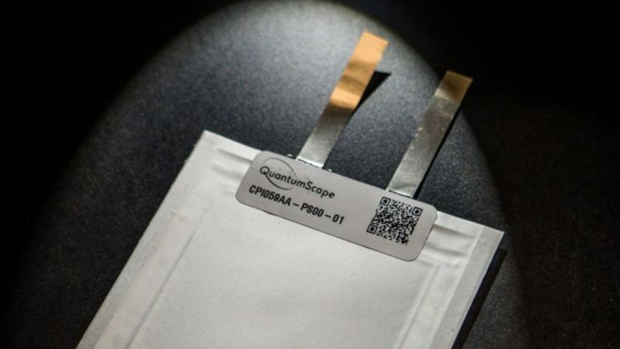 Faststoffbatterier skiller seg fra litiumionbatteriene som brukes i dag ved at elektrolytten ikke er flytende, men består av fast materiale. Dette er en battericelle fra Quantumscape.