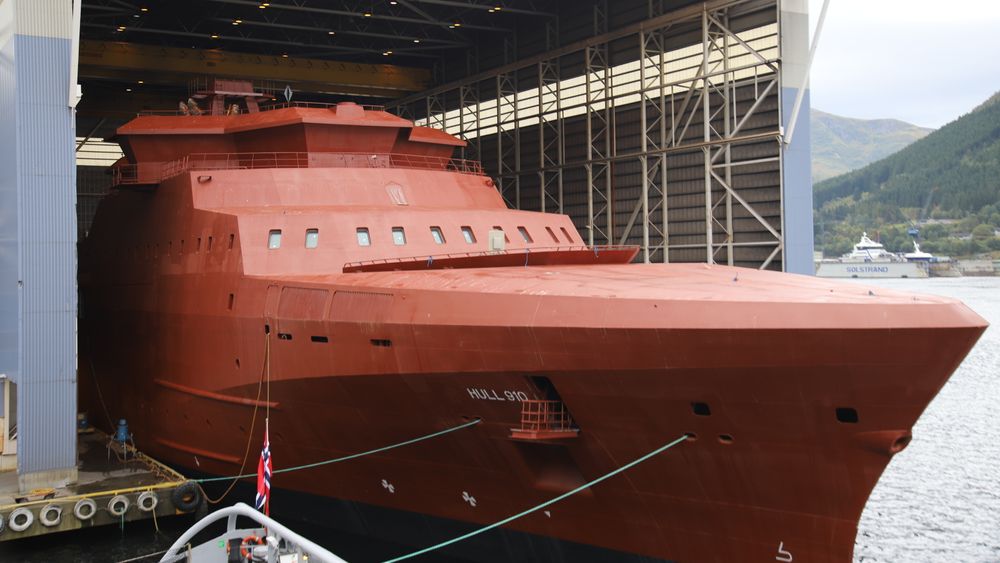 KV Jan Mayen, bygg P9100, er buksert inn i hallen ved Vard Langsten og klargjøres for innrykk av 400-500 mennesker som skal inn og gjøre skipet klar for overlevering i 2022.