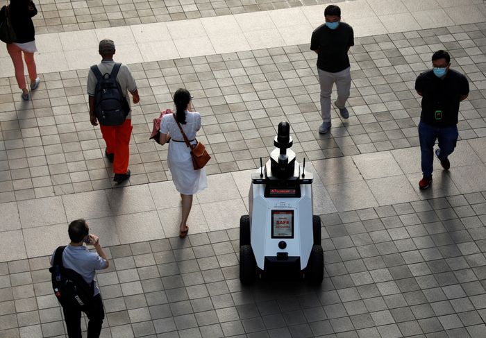 Den autonome roboten «Xavier» patruljerer et kjøpesenter mandag 6. september. Prøveperioden vil vare i tre uker.