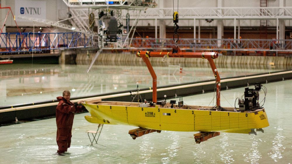 Sjøsetting av modellskroget til MS Midnatsol ved havbassenget til Sintef Ocean for simulering av seilas gjennom modell av Stad skipstunnel.