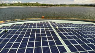 Norske selskaper skal lage verdens første hybridkraftverk med sol og vann