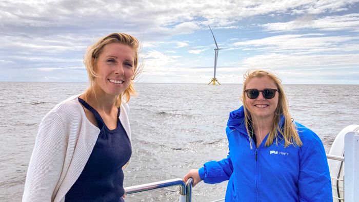 Mot slutten av 2020-tallet kan den første store vindparken være på plass i Nordsjøen, sier energiminister Tina Bru som her er til havs sammen med Shells tekniske direktør for offshore vind, Janneke Verhoef.