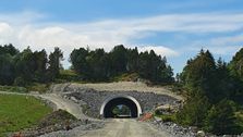 Tester ut ny type vann- og frostsikring i tunnel på Nordøyvegen
