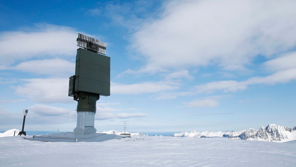 Illustrasojnsfoto av et av Forscarets radaranlegg på Innhesten på Senja i Troms 