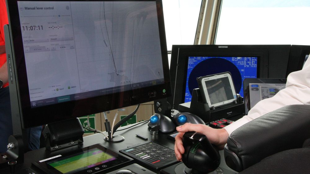 Batterifergen MF Gloppefjord har allerede delvis autonome funksjonalitet, Autocrossing. fra Kongsberg Maritime Navigatøren har en touchskjerm der ulike valg for autocrossing kan settes og forskjellige rutevarianter velges. Systemet tar hensyn til vind, strøm og andre forhold. Framtidas system kan fjerne navigatøren og la et kontollsenter på land overvåke.