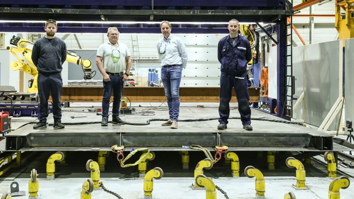 Dette stålelementet er starten på Frønesbrua i Åfjord. Brua er et pilotprosjekt gründerbedriften Prodtex gjennomfører for Statens vegvesen, der produksjonsmetoden er lasersveis med roboter. Fra venstre produksjonsingeniør Geir Jonny Nakken, direktør for forretningsutvikling Tore Roppen, produksjonsleder Hans Olav Rovde og sveiseoperatør Grzegorz Nowak.