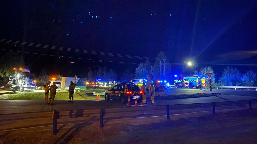 En mann i 30-årene mistet livet etter å ha blitt påkjørt på riksvei 7 i Ål i Hallingdal mandag kveld. Bilføreren er siktet for overtredelse av veitrafikkloven.