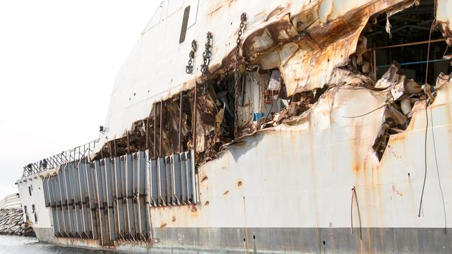 Bildet viser at KNM Helge Ingstads skipsside ble flerret opp etter sveisesømmene da tankskipets «ankerhorn» virket som en boksåpner. 