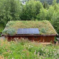 Solceller, torvtak, miljøtak, rec, steinar tveito, snølast, hytta, batteri, strømpris, nettselskap, montering, mikroinverter