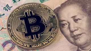 En bitcoin tocen ligger oppå en yen-seddel
