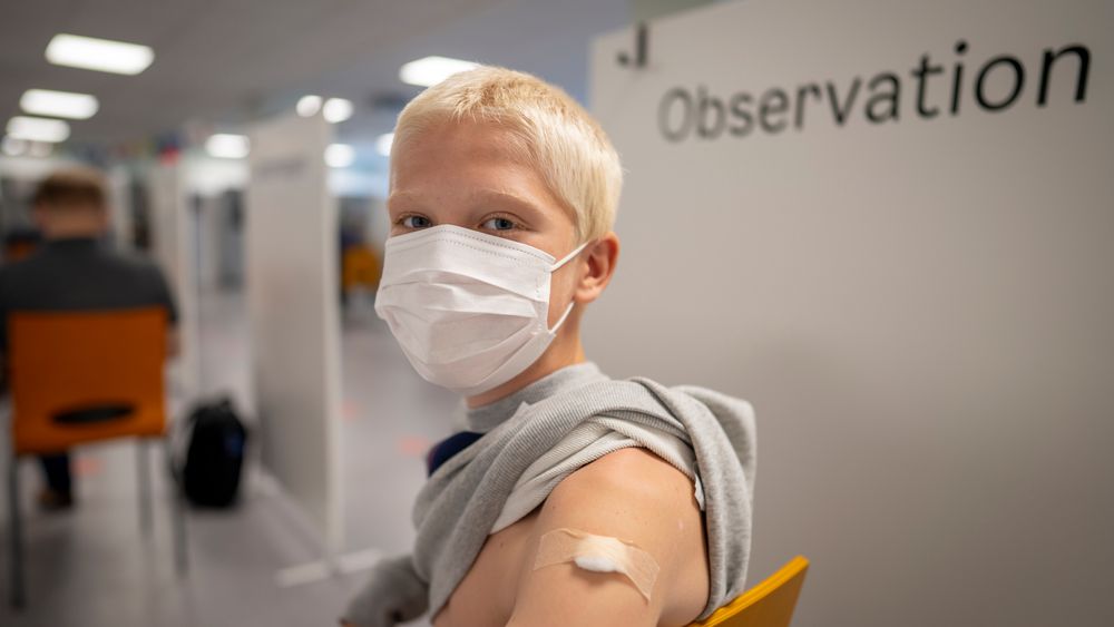 USA vurderer å vaksinere barn mellom fem og tolv år mot korona. Her sitter
13-åringen Eirik Lyngstad på observasjonsposten på Bjerke vaksinesenter i Oslo etter å ha fått første dose med Pfizer-vaksine mot koronavirus.