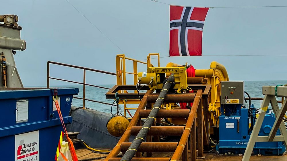 Det blir ingen nye kraftkabler til utlandet de neste fire årene, ifølge Hurdalsplattformen. Bildet er fra leggingen av den nyåpnede kabelen North Sea Link til England.
