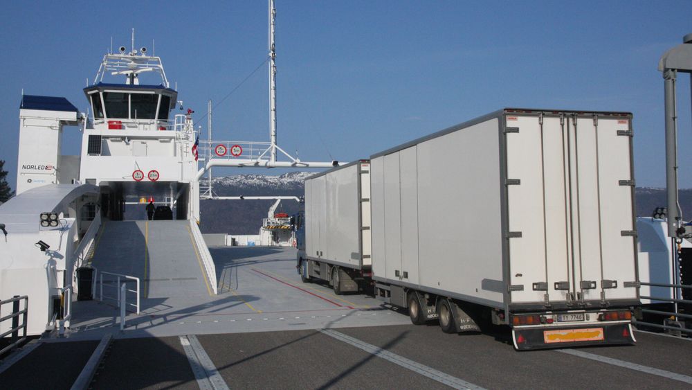 MF Ampere trafikkerer Lavik-Oppedal i dag. Fra 2025 kan det være en mer autonom ferge på strekningen.