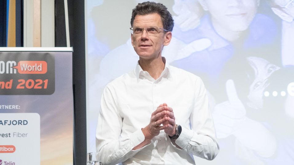 Administrerende direktør Petter-Børre Furberg i Telenor Norge på scenen i Ålesund.