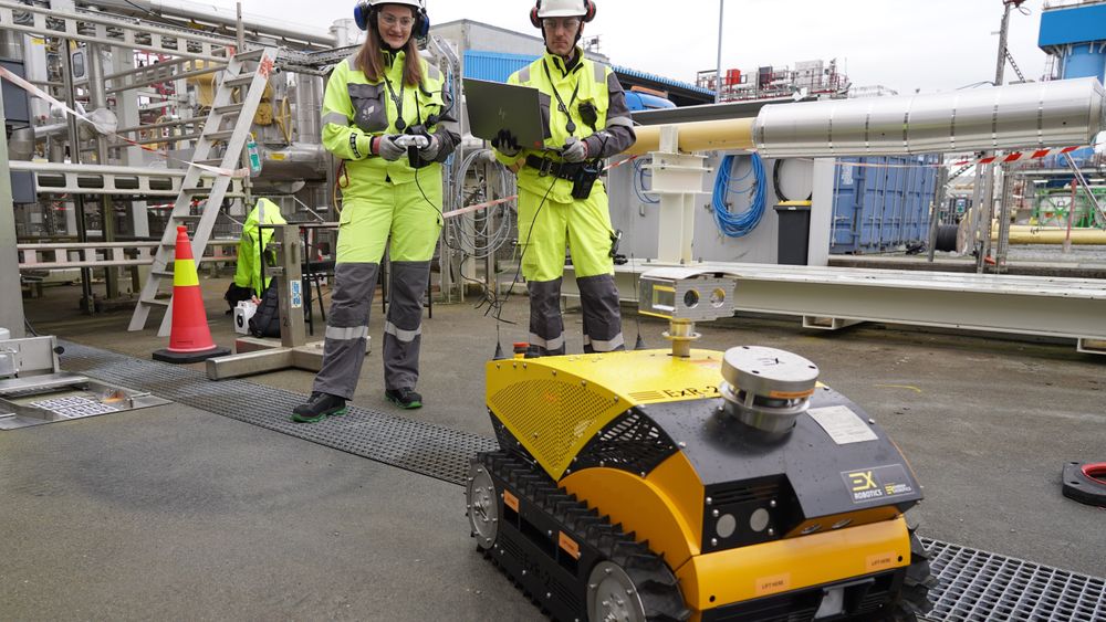 EXR-2 fra Nederland kan blant annet posisjonere seg selv tilbake til dokk-in-stasjonen for ladning. Her opereres den av robotingeniørene Anette Uttisrud og Sondre Olsen.