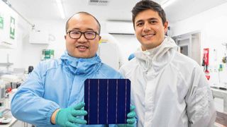 Sundrives grunnlegger David Hu (t.v.) og Vince Allen har satt verdensrekord i virkningsgrad for en silisiumbasert solcelle i kommersiell størrelse.