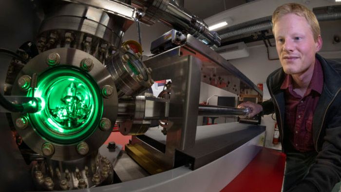 Sintef-forsker Sigurd Wenner viser fram atomsondetomografen; instrumentet som river fra hverandre og analyserer materialer, som f. eks. nanocellulose, atom for atom.