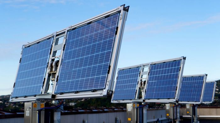 Sintefs nye solcellelab rager høyt over byen. Den har status som nasjonal infrastruktur for solcelleforskning – og skal brukes av solforskere og industri fra hele landet.