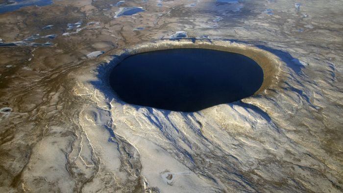 Pingualuit-krateret nord i Canada er 1,4 millioner år gammelt, 3,44 km i diameter og huser en 252 meter dyp innsjø.