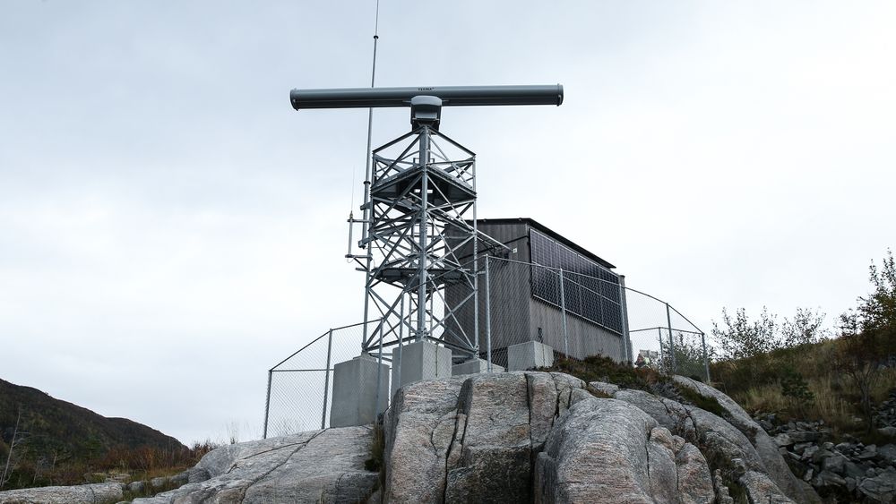 Solcelleanlegget på veggen driver mye av radaranlegget, men det får også tilført noe energi fra strømnettet.