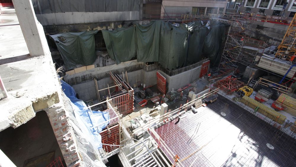 Den sittende regjeringen vil ikke at byggenæringen skal beregne klimagassutslipp fra noe under bakken. Den nye regjeringen til Jonas Gahr Støre må ta beslutningen. Illustrasjonsbildet viser byggegropen og påbegynt kjeller til R6, Teatergata 9 der Helse- og omsorgsdepartementet nå holder til.