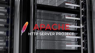 Logoen til Apache HTTP Server Project foran et serverskap.