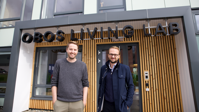 Daglig leder Ingemund Skålnes og prosjektleder Ørjan Hurv utenfor Obos Living Lab.