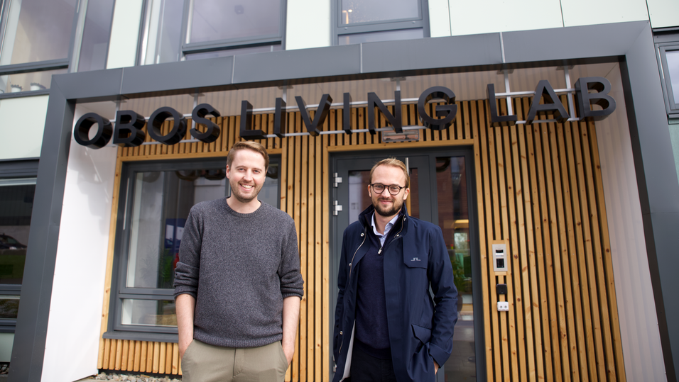 Daglig leder Ingemund Skålnes og prosjektleder Ørjan Hurv utenfor Obos Living Lab. 