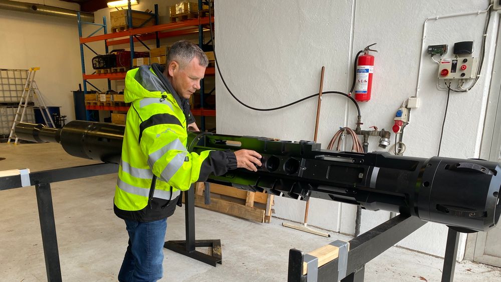 Daglig leder i Tyrfing Innovation, Morten Lerbrekk, viser frem verktøyet, som kan plugge oljebrønner uten at man trenger å fjerne foringsrøret fra brønnen. Det sparer både tid og penger.