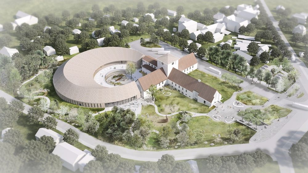 Inkludert utstyr får det nye Vikingtidsmuseet en prislapp på nærmere en milliard kroner. Den buete delen er nhelt ny mens deen forsformete delen er eksistrende bygg som blir oppgradert.