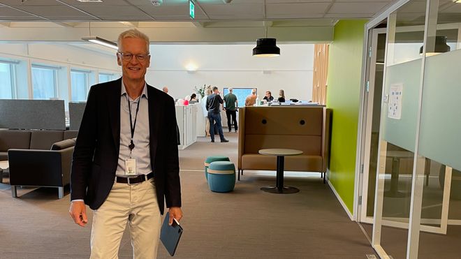 Jørn Leonhardsen er IT-direktør i Skatteetaten. Her står han i IT-divisjonens kontorlandskap i Skatteetatens bygg på Økern i Oslo.