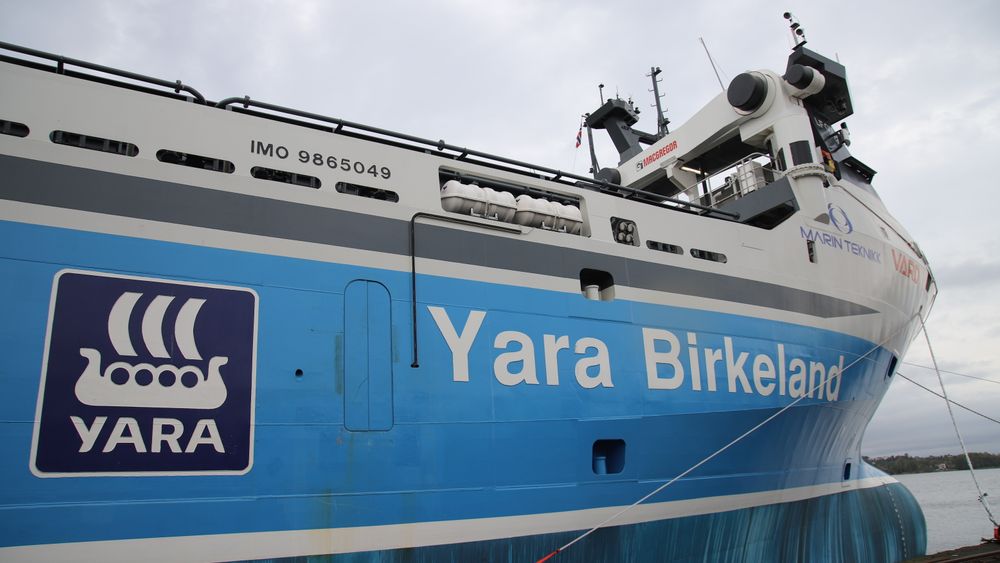 Yara Birkeland til kai i Horten. Den automatiske fortøyningsarmen forut er foldet sammen på dekk.