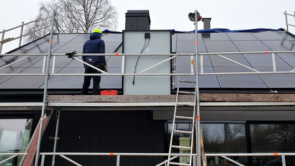 Med solceller på alle verdens tak som egner seg for det, kunne de alene ha produsert nesten 200 ganger Norges samlede strømforbruk.