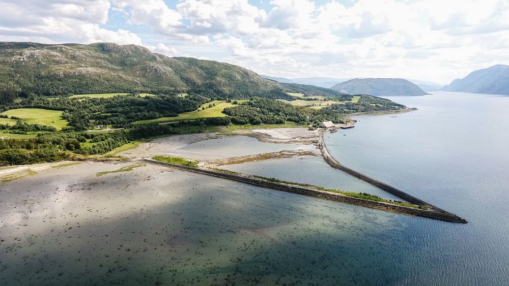 Her ved Holandsvika ved Mosjøen har Gen2 Energy startet planarbeidet for et produksjonsanlegg på 80 MW med kontainerlogistikk og kai.